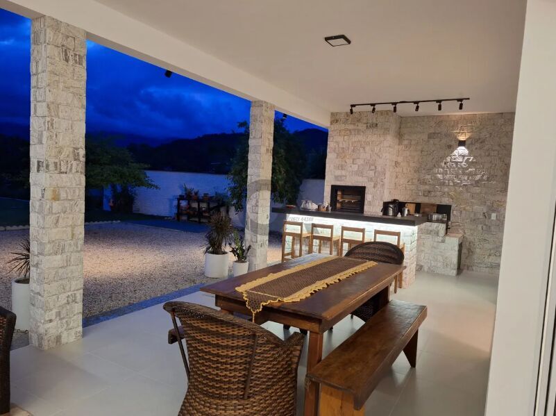 Casa 2 Dormitórios | Totalmente Adaptada | Terreno 970 m² | 60 m do Mar | Praia do Sonho – Palhoça/SC