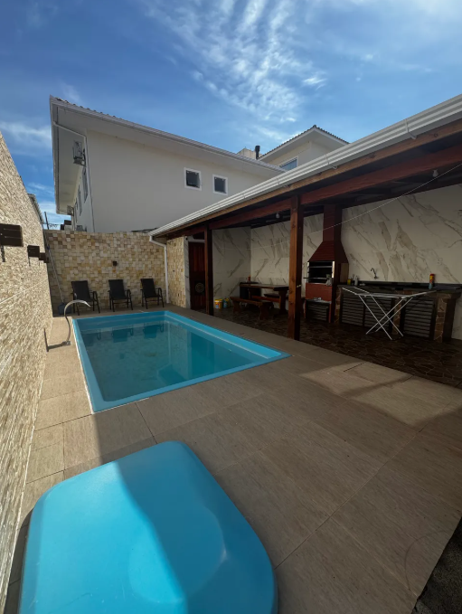 SOBRADO 2 DORMITÓRIOS | Área Gourmet com Piscina | Terreno Amplo | Nova Palhoça – Palhoça/SC