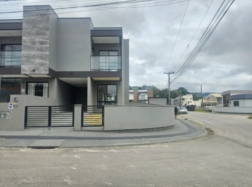 Sobrado 2 suítes | Pátio 80 m² | Frente norte | Bela Vista – Palhoça/SC